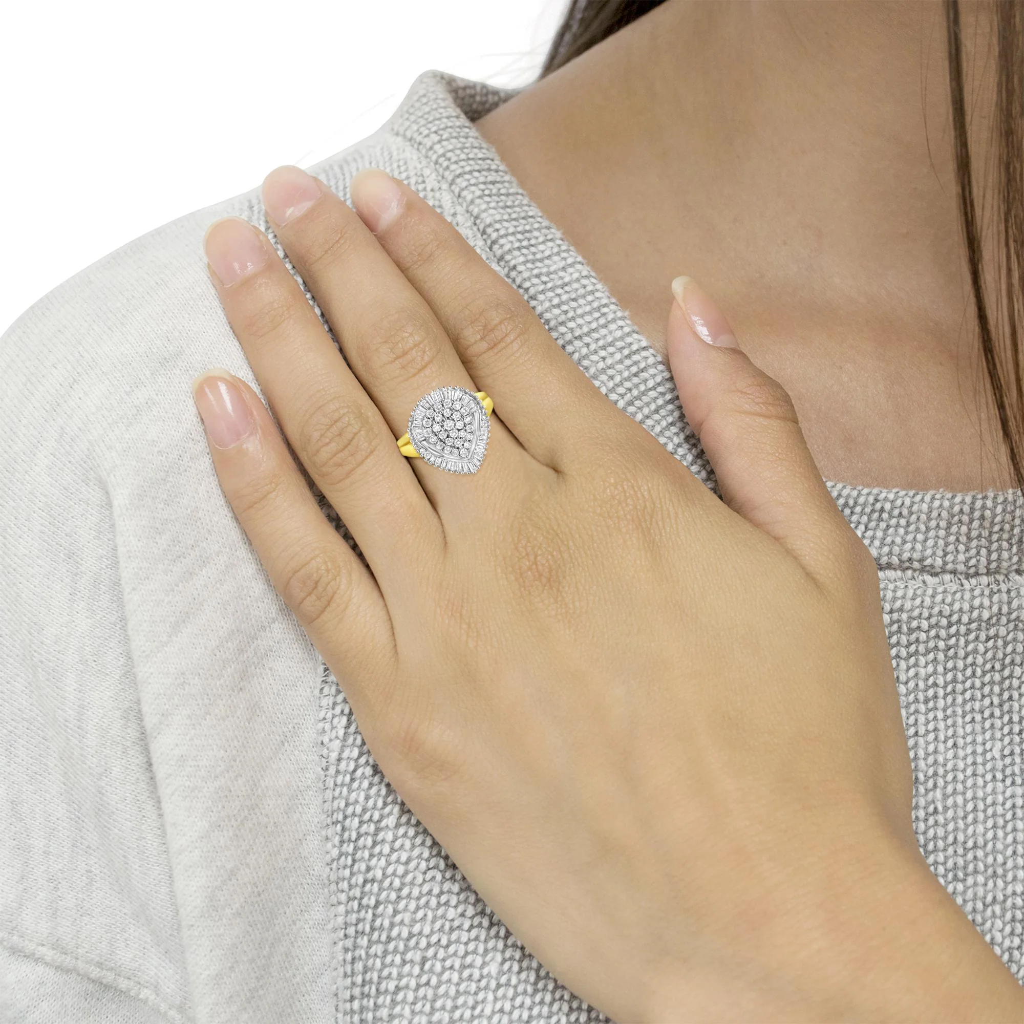10K Yellow Gold 1.0 Cttw Round and Baguette Cut Diamond Oval Shaped Cluster Ring (I-J Color, I1-I2 Clarity) - Image 3