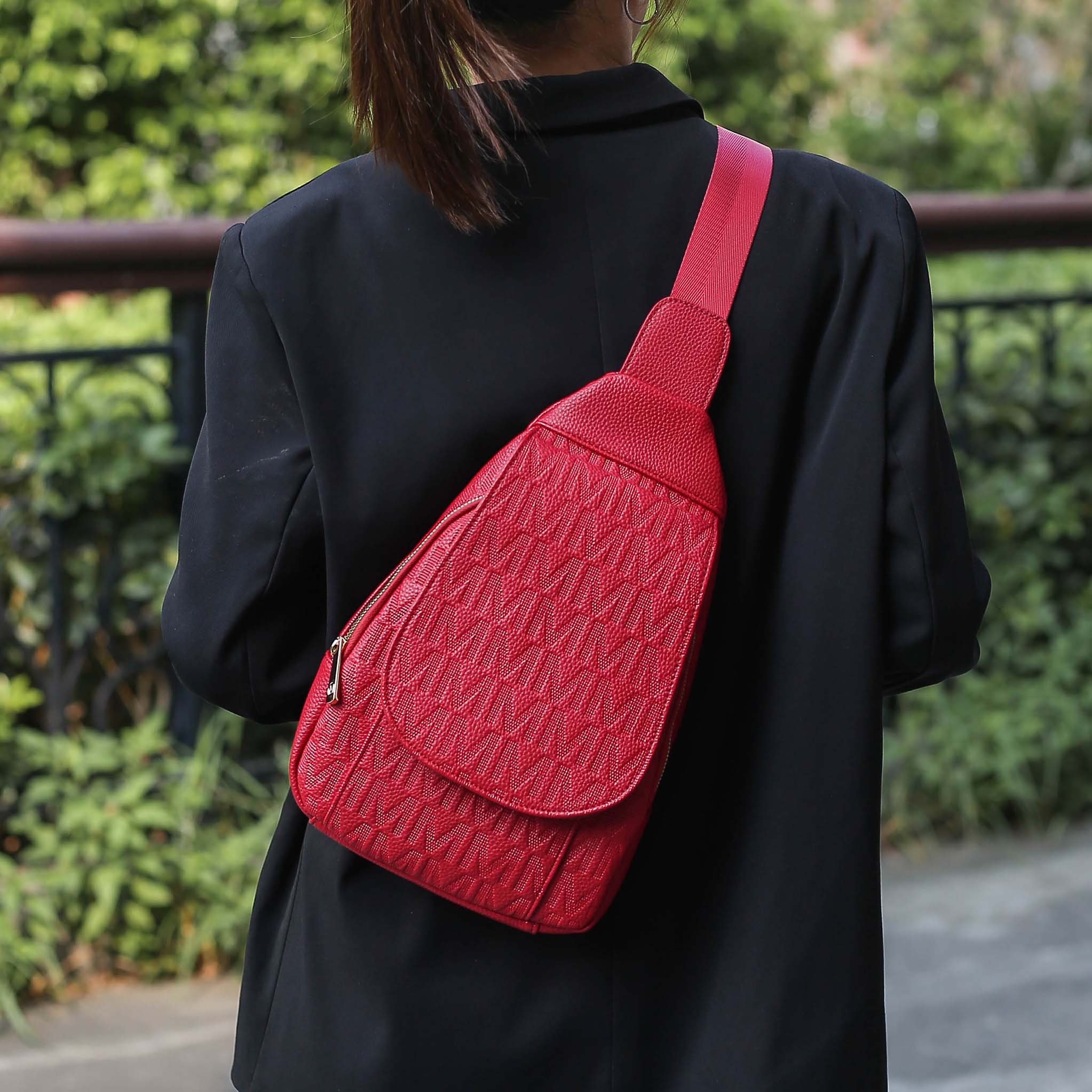 Cleisy Sling Bag - Image 2