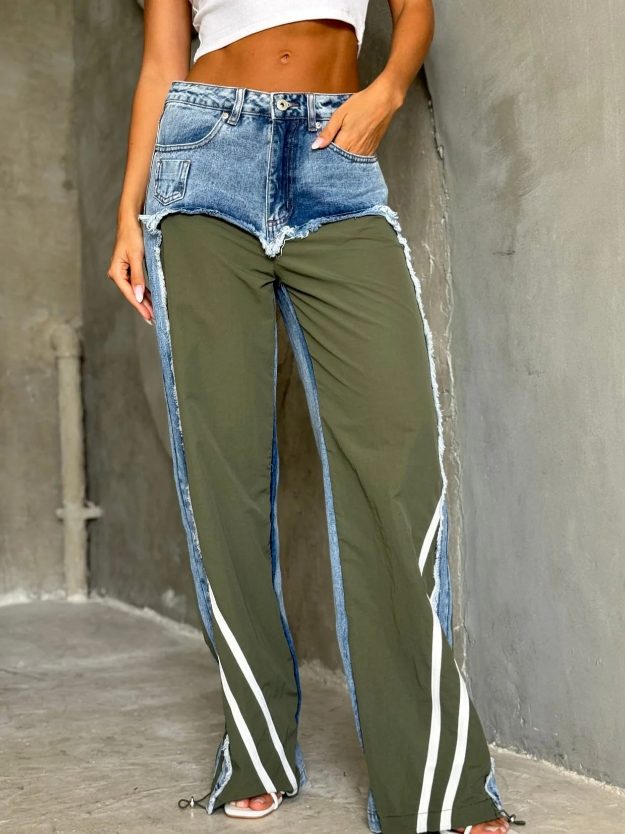 Low Waist Contrast Color Black Panel Wide-leg Jeans - Image 8