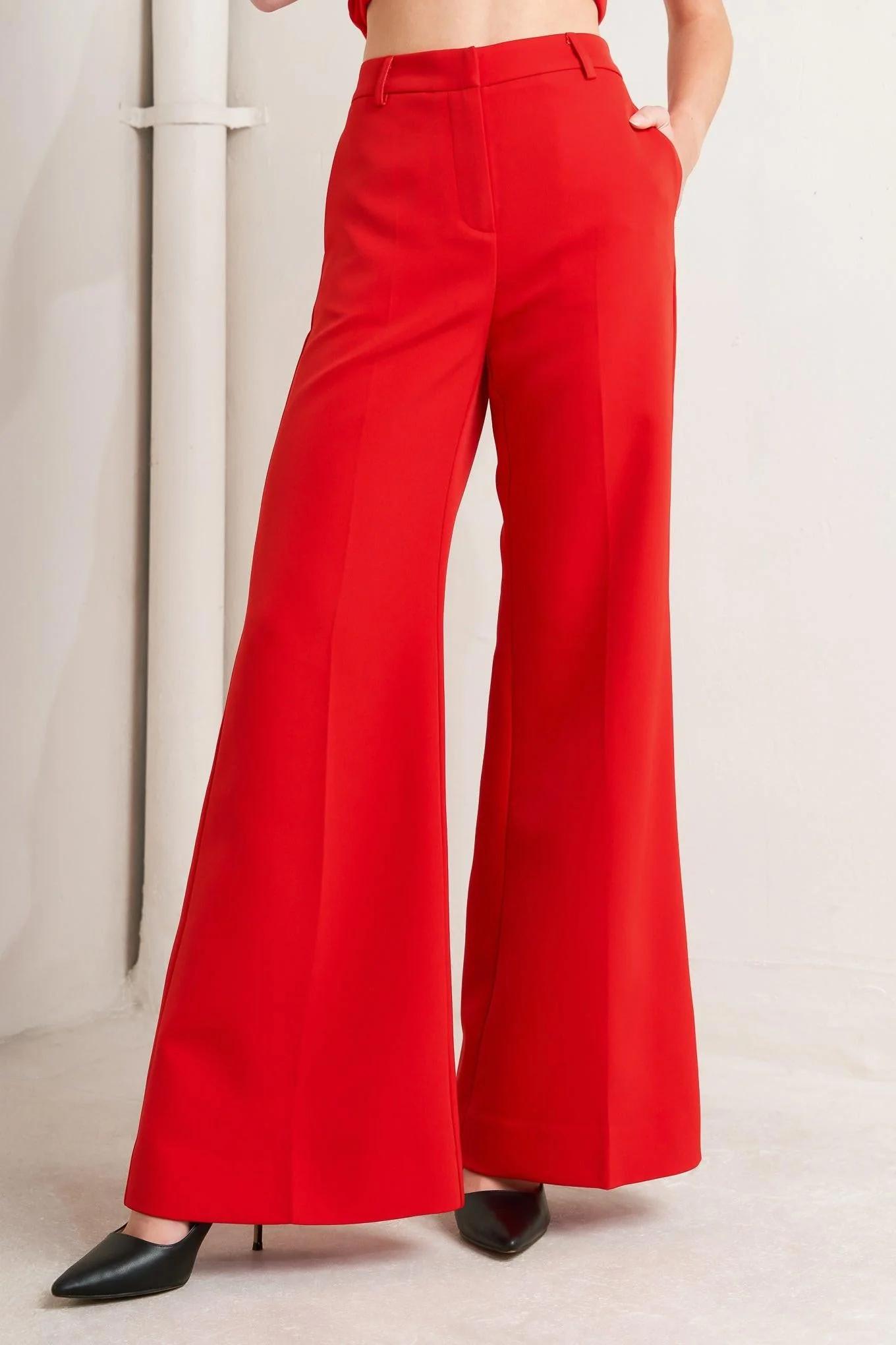 Noir Contour Woven Pants