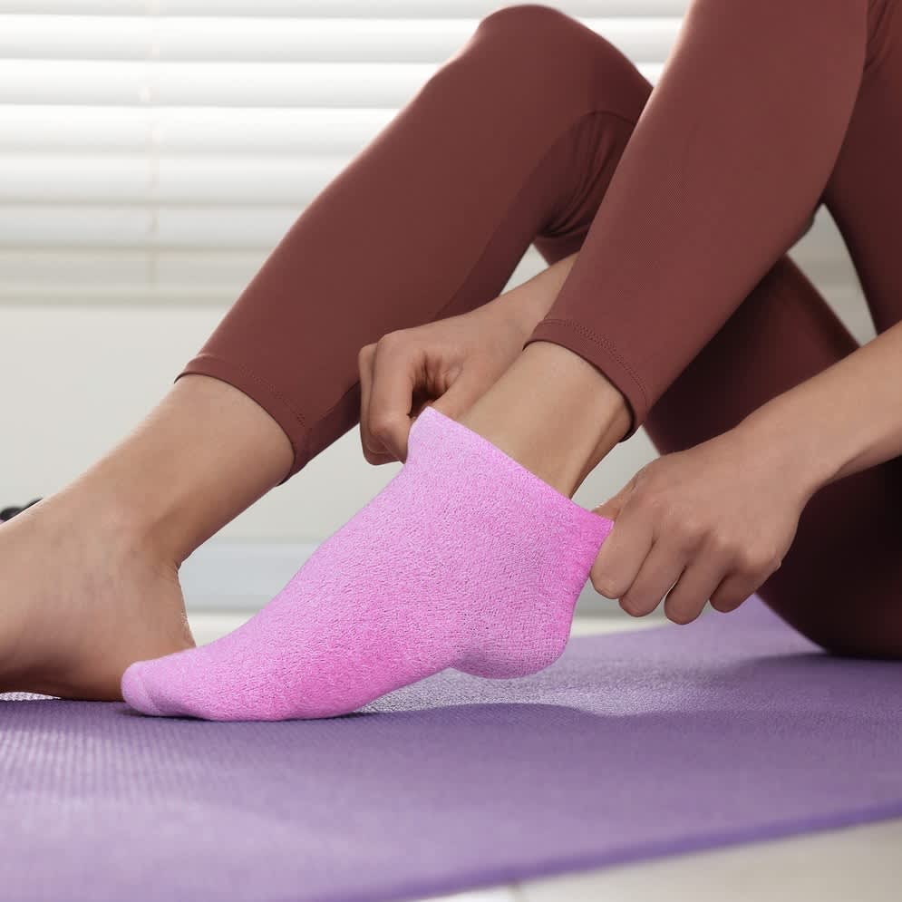 Seeboo 1-Pair: Smooth Gel-Lined Moisturizing Spa Socks for Dry and Cracked Feet - Image 2