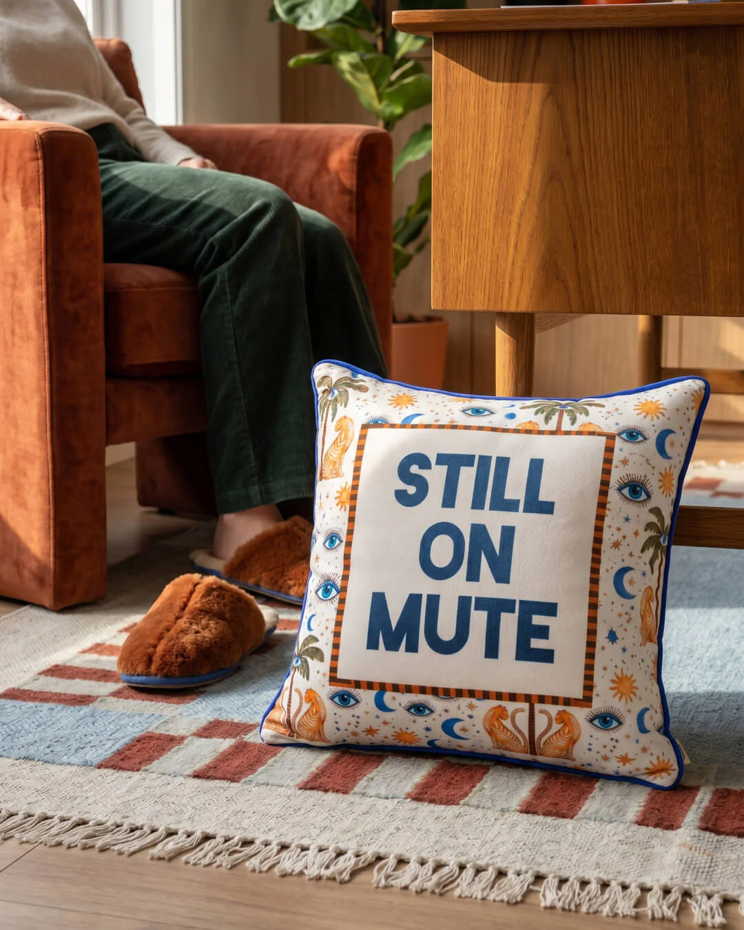 still on mute pillow - Image 2